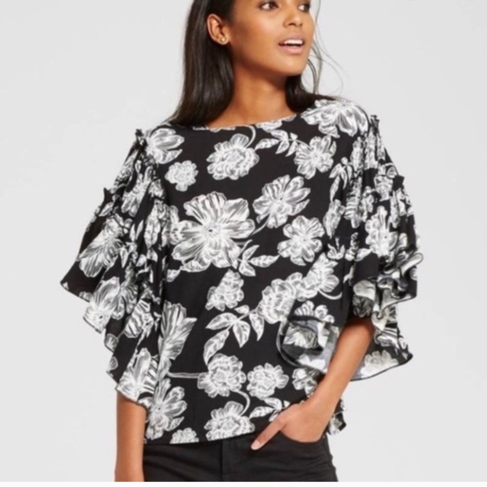 Who What Wear floral ruffle sleeve top. Size M.